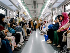 Kata Penumpang Naik KRL Baru Buatan China: Lebih Dingin, Nyaman Kata Penumpang Naik KRL Baru Buatan China: Lebih Dingin, Nyaman