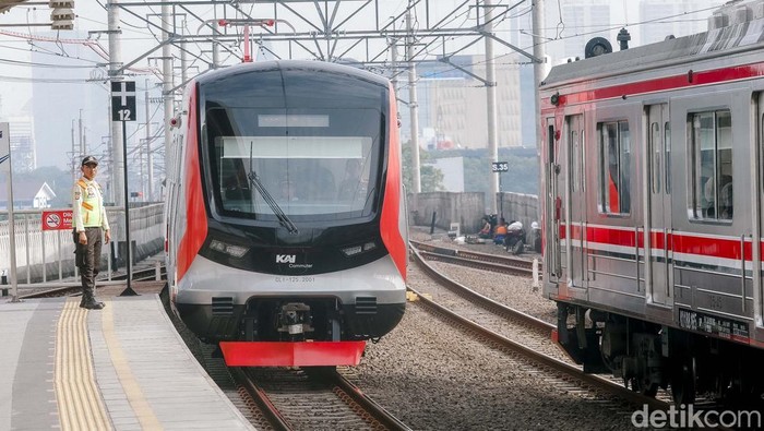PT KAI Commuter (KCI) pagi ini mulai mengoperasikan kereta rel listrik (KRL) Commuter Line baru. Setidaknya ada sekitar 3 unit baru yang mulai dioperasikan sejak pagi ini, Minggu (1/6/2025).
