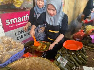 Ngeunah! Lontong Siram dan Pastel Viral yang Ludes 2.000 Per Hari Ngeunah! Lontong Siram dan Pastel Viral yang Ludes 2.000 Per Hari