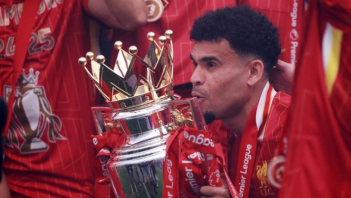 Luis Diaz Soccer Football - Premier League - Liverpool v Crystal Palace - Anfield, Liverpool, Britain - May 25, 2025 Liverpools Luis Diaz celebrates with the trophy after winning the Premier League REUTERS/Phil Noble EDITORIAL USE ONLY. NO USE WITH UNAUTHORIZED AUDIO, VIDEO, DATA, FIXTURE LISTS, CLUB/LEAGUE LOGOS OR LIVE SERVICES. ONLINE IN-MATCH USE LIMITED TO 120 IMAGES, NO VIDEO EMULATION. NO USE IN BETTING, GAMES OR SINGLE CLUB/LEAGUE/PLAYER PUBLICATIONS. PLEASE CONTACT YOUR ACCOUNT REPRESENTATIVE FOR FURTHER DETAILS..