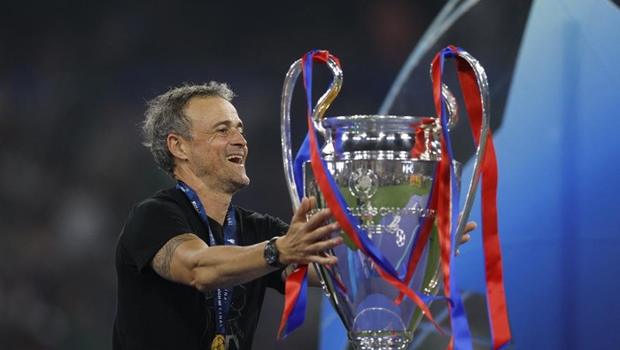 Soccer Football - Champions League - Final - Paris St Germain v Inter Milan - Allianz Arena, Munich, Germany - May 31, 2025 Paris St Germain coach Luis Enrique celebrates with the trophy after winning the Champions League REUTERS/Peter Cziborra