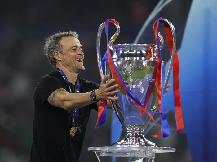 Soccer Football - Champions League - Final - Paris St Germain v Inter Milan - Allianz Arena, Munich, Germany - May 31, 2025 Paris St Germain coach Luis Enrique celebrates with the trophy after winning the Champions League REUTERS/Peter Cziborra