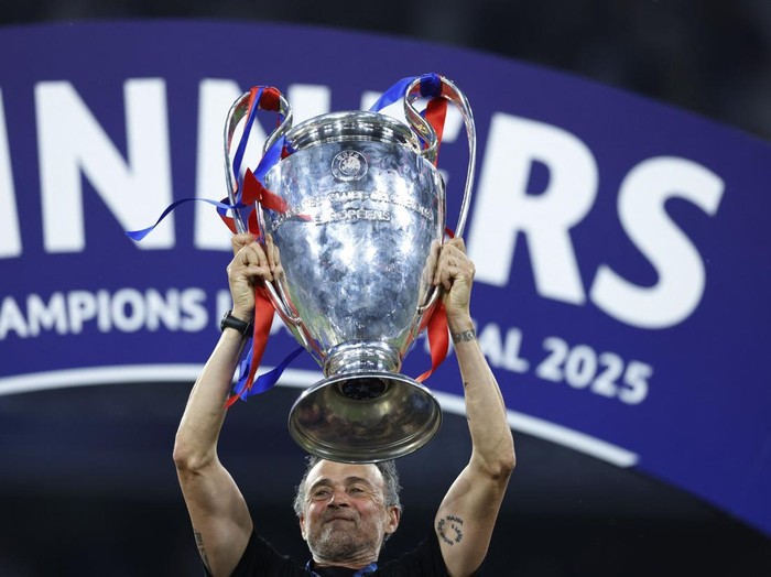 Soccer Football - Champions League - Final - Paris St Germain v Inter Milan - Allianz Arena, Munich, Germany - May 31, 2025 Paris St Germain coach Luis Enrique celebrates with the trophy after winning the Champions League REUTERS/Peter Cziborra