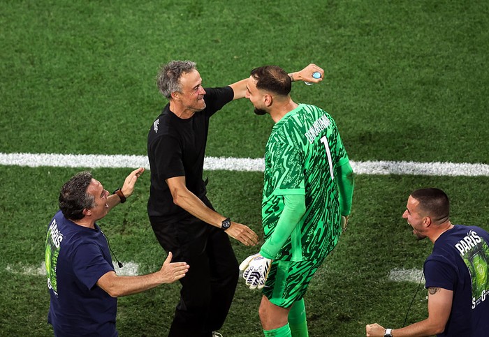 MUNICH, GERMANY - MAY 31: Luis Enrique coach of Paris Saint Germain  high-fives with Gianluigi Donnarumma of FC Paris Saint Germain durinthe UEFA Champions League Final 2025 between Paris Saint-Germain and FC Internazionale Milano at Munich Football Arena on May 31, 2025 in Munich, Germany. (Photo by Christina Pahnke - sampics/Corbis via Getty Images)