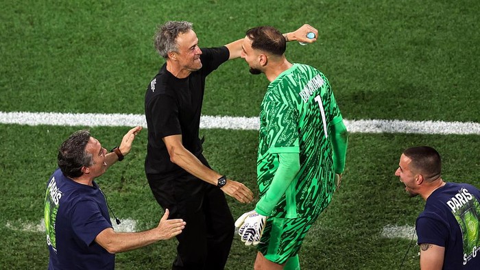 MUNICH, GERMANY - MAY 31: Luis Enrique coach of Paris Saint Germain  high-fives with Gianluigi Donnarumma of FC Paris Saint Germain durinthe UEFA Champions League Final 2025 between Paris Saint-Germain and FC Internazionale Milano at Munich Football Arena on May 31, 2025 in Munich, Germany. (Photo by Christina Pahnke - sampics/Corbis via Getty Images)