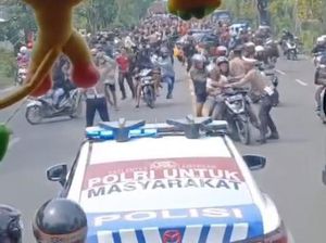 Video: Aksi Polisi Cegat Konvoi Pemotor Hendak Geruduk Markas Polres Lamongan Video: Aksi Polisi Cegat Konvoi Pemotor Hendak Geruduk Markas Polres Lamongan