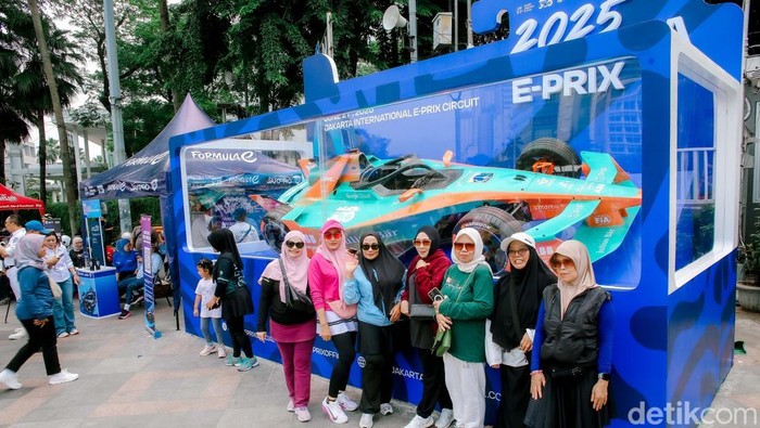 Replika kendaraan beroda empat balap Formula E Gen3 Evo yang dipajang di kawasan Car Free Day (CFD) Sudirman-Thamrin, tepatnya di Bundaran Hotel Indonesia (HI), menjadi sentra perhatian warga Sejumlah warga menyaksikan dan berfoto dengan replika kendaraan beroda empat Formula E GEN3 Evo di kawasan Bundaran Hotel Indonesia (HI), Menteng, Jakarta Pusat, Minggu (1/6).