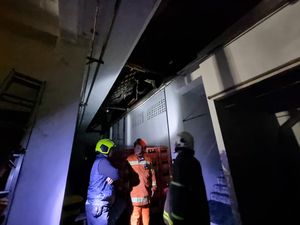 Pabrik Kecap di Surabaya Terbakar, Api Bakar Atap Mess Karyawan Pabrik Kecap di Surabaya Terbakar, Api Bakar Atap Mess Karyawan