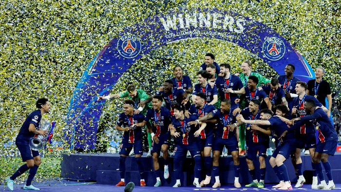 Paris Saint-Germain Soccer Football - Champions League - Final - Paris St Germain v Inter Milan - Allianz Arena, Munich, Germany - May 31, 2025 Paris St Germains Marquinhos lifts the trophy as he celebrates with teammates after winning the Champions League REUTERS/Peter Cziborra TPX IMAGES OF THE DAY