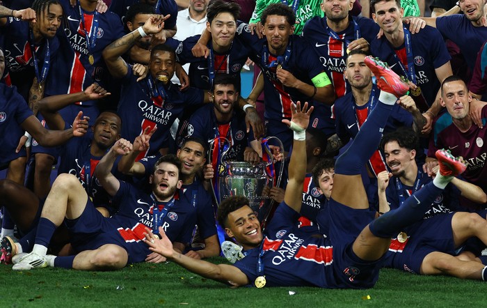 Soccer Football - Champions League - Final - Paris St Germain v Inter Milan - Allianz Arena, Munich, Germany - May 31, 2025 Paris St Germain players celebrate with the trophy after winning the Champions League REUTERS/Kai Pfaffenbach