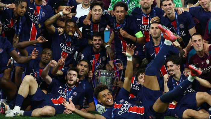 Paris Saint-Germain Soccer Football - Champions League - Final - Paris St Germain v Inter Milan - Allianz Arena, Munich, Germany - May 31, 2025 Paris St Germain players celebrate with the trophy after winning the Champions League REUTERS/Kai Pfaffenbach