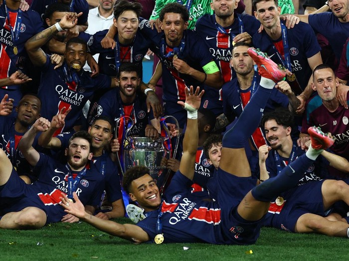 Soccer Football - Champions League - Final - Paris St Germain v Inter Milan - Allianz Arena, Munich, Germany - May 31, 2025 Paris St Germain players celebrate with the trophy after winning the Champions League REUTERS/Kai Pfaffenbach