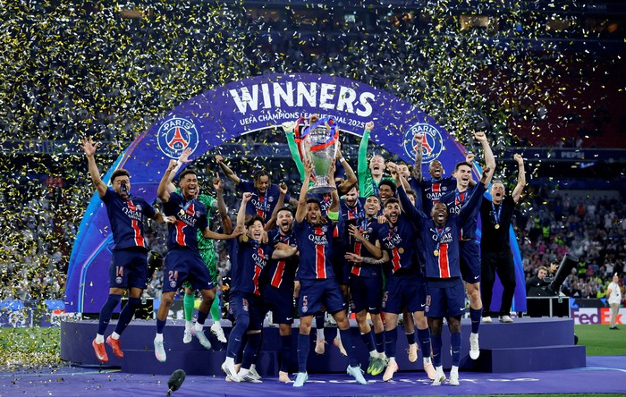 Soccer Football - Champions League - Final - Paris St Germain v Inter Milan - Allianz Arena, Munich, Germany - May 31, 2025 Paris St Germains Marquinhos lifts the trophy as he celebrates with teammates after winning the Champions League REUTERS/Peter Cziborra     TPX IMAGES OF THE DAY