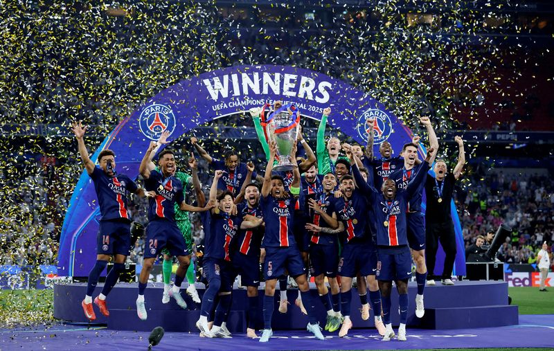 Soccer Football - Champions League - Final - Paris St Germain v Inter Milan - Allianz Arena, Munich, Germany - May 31, 2025 Paris St Germain's Marquinhos lifts the trophy as he celebrates with teammates after winning the Champions League REUTERS/Peter Cziborra     TPX IMAGES OF THE DAY