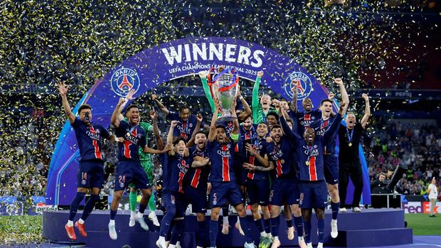 Soccer Football - Champions League - Final - Paris St Germain v Inter Milan - Allianz Arena, Munich, Germany - May 31, 2025 Paris St Germain's Marquinhos lifts the trophy as he celebrates with teammates after winning the Champions League REUTERS/Peter Cziborra     TPX IMAGES OF THE DAY