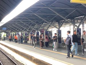 37 Ribu Penumpang Naik KA di Daop 8 pada Hari Terakhir Libur Panjang 37 Ribu Penumpang Naik KA di Daop 8 pada Hari Terakhir Libur Panjang