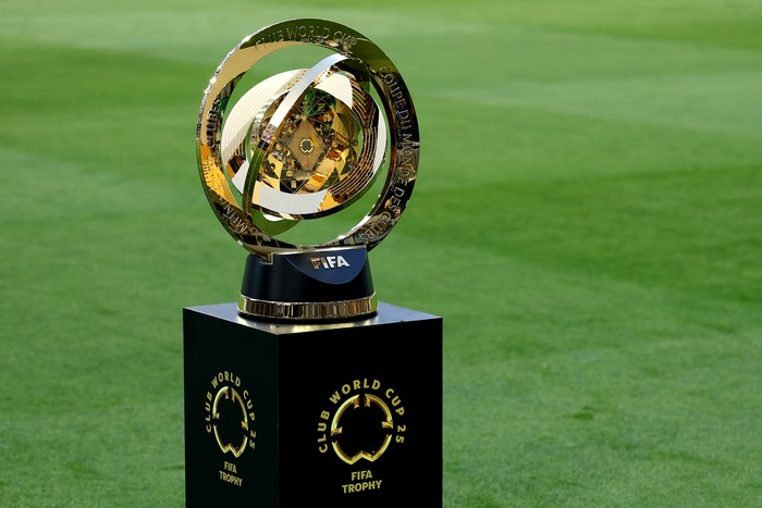 piala dunia antarklub 2025 trofi piala dunia antarklub LOS ANGELES, CALIFORNIA - MAY 31: A detailed view of the Club World Cup trophy before the game between the Los Angeles Football Club and Club América in a FIFA Club World Cup 2025 Play-In at BMO Stadium on May 31, 2025 in Los Angeles, California. (Photo by Luke Hales/Getty Images)
