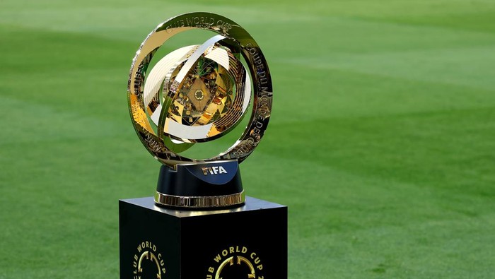 piala dunia antarklub 2025 trofi piala dunia antarklub LOS ANGELES, CALIFORNIA - MAY 31: A detailed view of the Club World Cup trophy before the game between the Los Angeles Football Club and Club América in a FIFA Club World Cup 2025 Play-In at BMO Stadium on May 31, 2025 in Los Angeles, California. (Photo by Luke Hales/Getty Images)