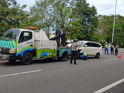 Mobil Tabrak Pembatas Tol Reformasi Makassar hingga Terbalik, Sopir Luka