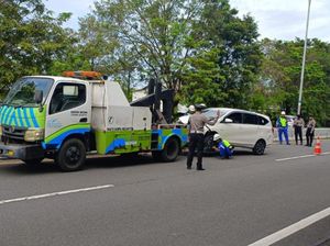 Mobil Tabrak Pembatas Tol Reformasi Makassar hingga Terbalik, Sopir Luka Mobil Tabrak Pembatas Tol Reformasi Makassar hingga Terbalik, Sopir Luka