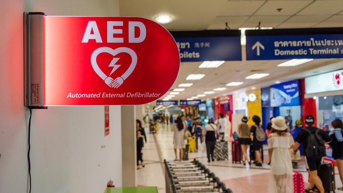 Serangan jantung rentan terjadi di saat liburan Picture of an Automated External Defibrillator AED sign at an airport.