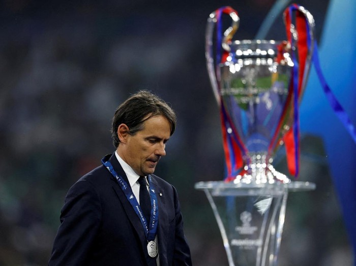 Soccer Football - Champions League - Final - Paris St Germain v Inter Milan - Allianz Arena, Munich, Germany - May 31, 2025 Inter Milan coach Simone Inzaghi looks dejected as he walks past the Champions League trophy after collecting his runners up medal REUTERS/Peter Cziborra     TPX IMAGES OF THE DAY