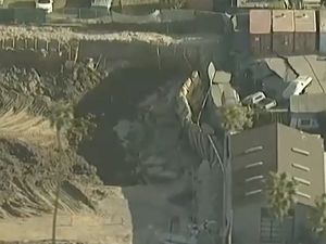Penampakan Sinkhole Sedalam 7 Meter yang Menelan Sejumlah Mobil Parkir Penampakan Sinkhole Sedalam 7 Meter yang Menelan Sejumlah Mobil Parkir