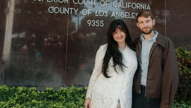 Kabar Terkini Artis dari InsertLive : Stephanie Poetri Resmi Menikah dengan Asher di Amerika, Titi DJ Turut Hadir