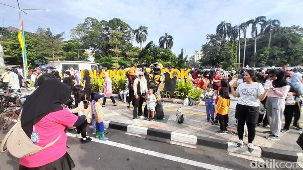 Hiruk Pikuk Warga Depok Ikut CFD Margonda, Ada Aksi Bela Diri-Robot Transformers