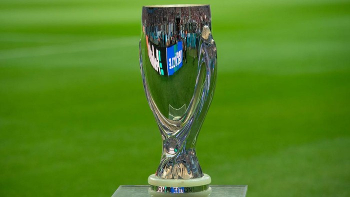 Trofi Piala Super Eropa WARSAW, POLAND - AUGUST 14: The UEFA Super Cup Trophy prior to the UEFA Super Cup 2024 match between Real Madrid and Atalanta BC at National Stadium on August 14, 2024 in Warsaw, Poland. (Photo by Joe Prior/Visionhaus via Getty Images)