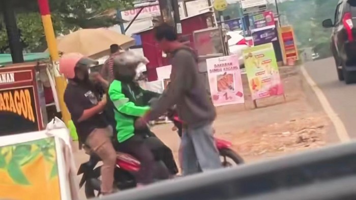 Wali Kota Palembang Ratu Dewa menyamar jadi ojol untuk memeriksa parkir liar di minimarket
