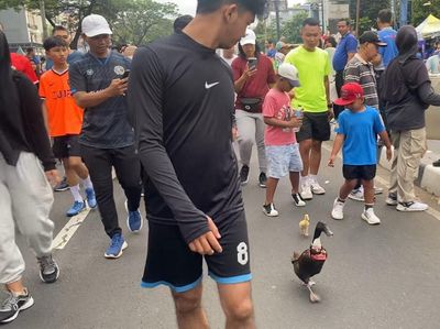 Momen Unik Warga di CFD Depok: dari Bawa Bebek sampai Monyet