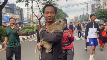 Warga Jogging di CFD Depok dengan Monyet: Ajak Jalan-jalan