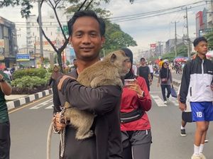 Warga Jogging di CFD Depok Sambil Bawa Monyet: Mau Ajak Jalan-Jalan