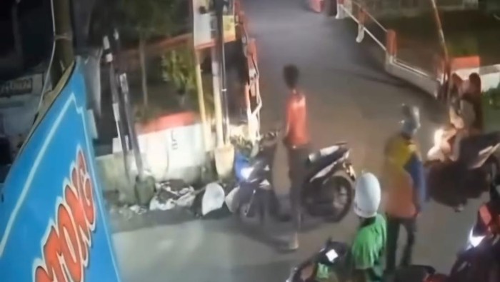 Aksi tawuran di Tanah Sareal, Bogor (screenshot video viral) Aksi tawuran di Tanah Sareal, Bogor (screenshot video viral)
