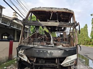 Polisi Kumpulkan 2 Karung Rokok Ilegal dari Bangkai Bus Pahala Kencana Polisi Kumpulkan 2 Karung Rokok Ilegal dari Bangkai Bus Pahala Kencana