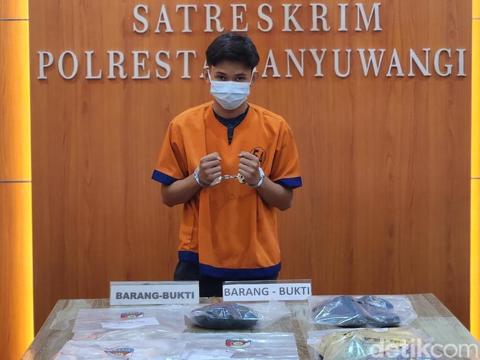 Barang bukti permasalahan penikaman perjaka Banyuwangi dengan karambit gegara komentar siaran pribadi di TikTok. Barang bukti permasalahan penikaman perjaka Banyuwangi dengan karambit gegara komentar siaran pribadi di TikTok.