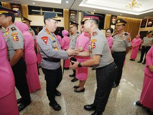 Satukan Suporter-Bongkar Tugu Silat Antarkan Dekananto Jadi Brigjen Satukan Suporter-Bongkar Tugu Silat Antarkan Dekananto Jadi Brigjen