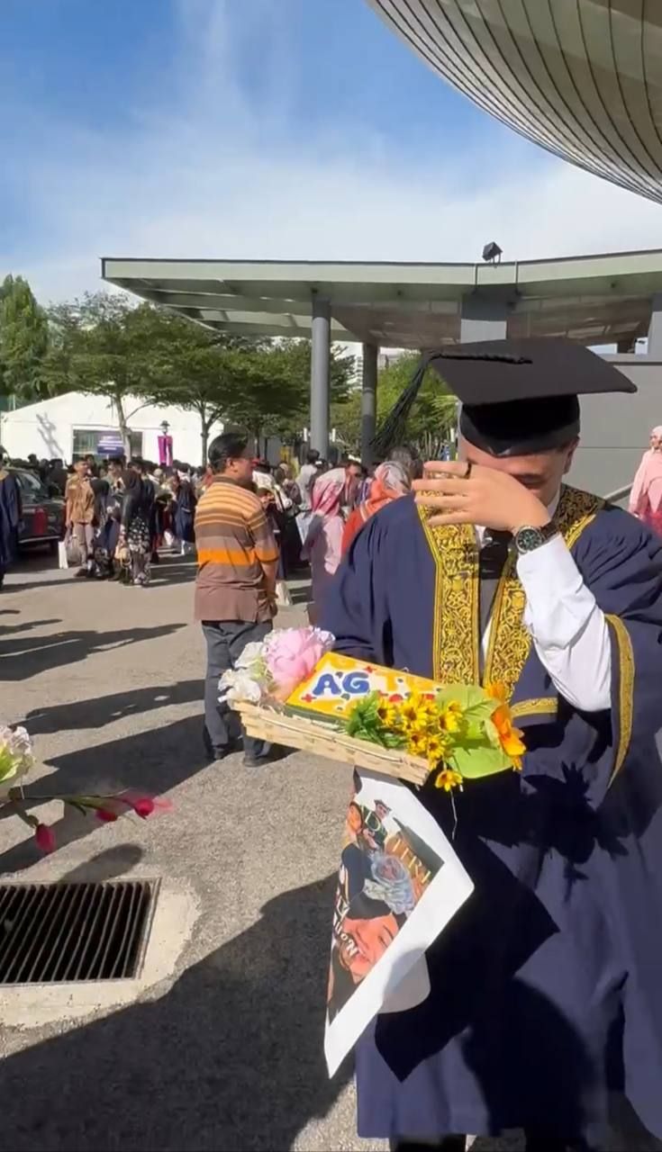 Bukan Bunga, Wisudawan Ini Dapat Buket Ayam Gepuk!