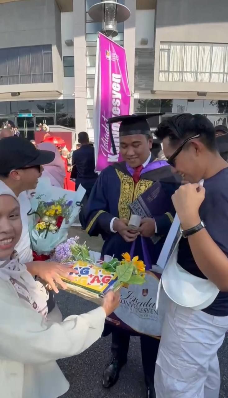 Bukan Bunga, Wisudawan Ini Dapat Buket Ayam Gepuk!
