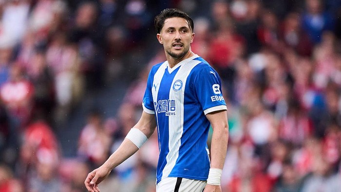 BILBAO, SPAIN - MAY 11: Facundo Garces of Deportivo Alaves looks on during the LaLiga match between Athletic Club and Deportivo Alaves at Estadio de San Mames on May 11, 2025 in Bilbao, Spain. (Photo by Juan Manuel Serrano Arce/Getty Images)