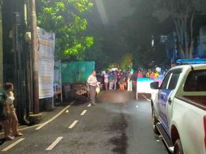 Dua Remaja Tewas Tabrak Truk Sampah di Jalan Diponegoro Denpasar, Satu Kritis Dua Remaja Tewas Tabrak Truk Sampah di Jalan Diponegoro Denpasar, Satu Kritis