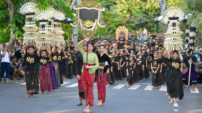 Duta Kota Denpasar ketika berlatih untuk peed aya atau pawai Pesta Kesenian Bali (PKB) XLVII. (Foto: Dok. Pemkot Denpasar)