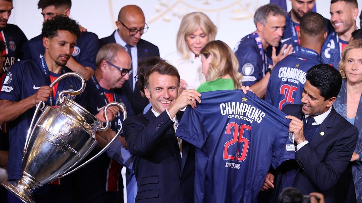 Skuad PSG disambut Presiden Emmanuel Macron di Istana Elysees, Paris. (Foto: via REUTERS/Thomas Padilla)