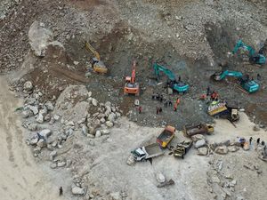 10 Fakta Terbaru Longsor Tambang Gunung Kuda di Cirebon 10 Fakta Terbaru Longsor Tambang Gunung Kuda di Cirebon