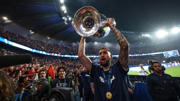 Gianluigi Donnarumma Soccer Football - Champions League - Paris St Germain Victory Parade - Paris, France - June 1, 2025 Paris St Germains Gianluigi Donnarumma celebrates with supporters and teammates during a ceremony to present the trophy a day after the club won the UEFA Champions League. Pool via REUTERS/Frank Fife