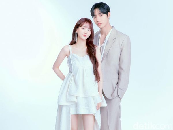 Eksklusif! Pose Choo Young Woo & Cho Yi Hyun Pemeran Head Over Heels