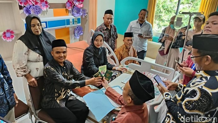 Ijab qabul pasangan Desy dan Rizky alasannya mempelai perempuan mesti dirawat inap di rumah sakit. Ijab qabul pasangan Desy dan Rizky alasannya mempelai perempuan mesti dirawat inap di rumah sakit.