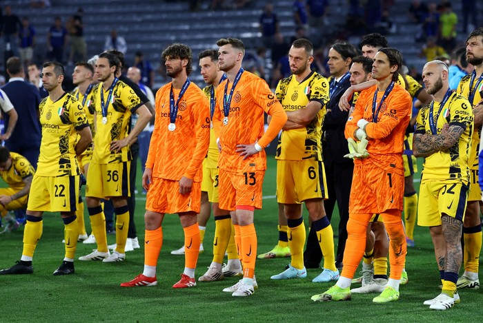 Soccer Football - Champions League - Final - Paris St Germain v Inter Milan - Allianz Arena, Munich, Germany - May 31, 2025 Inter Milan players look dejected after collecting their runners up medals REUTERS/Kai Pfaffenbach TPX IMAGES OF THE DAY