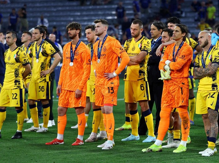 Soccer Football - Champions League - Final - Paris St Germain v Inter Milan - Allianz Arena, Munich, Germany - May 31, 2025 Inter Milan players look dejected after collecting their runners up medals REUTERS/Kai Pfaffenbach     TPX IMAGES OF THE DAY